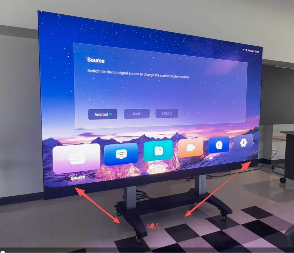 Mobiles LED-Display auf einem Rollstativ, im Bild das Men&uuml; zur Quellenwahl zwischen Android, HDMI 1 und HDMI 2
