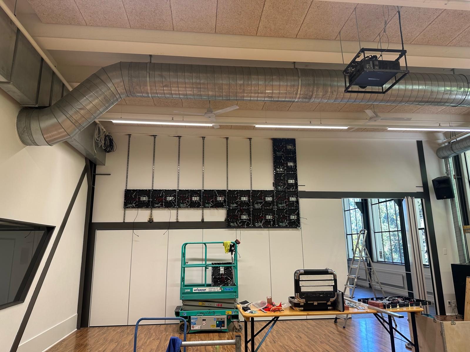 Teilweise montierte LED-Wand: eine Reihe Cabinets und eine senkrechte Säule am rechten Rand