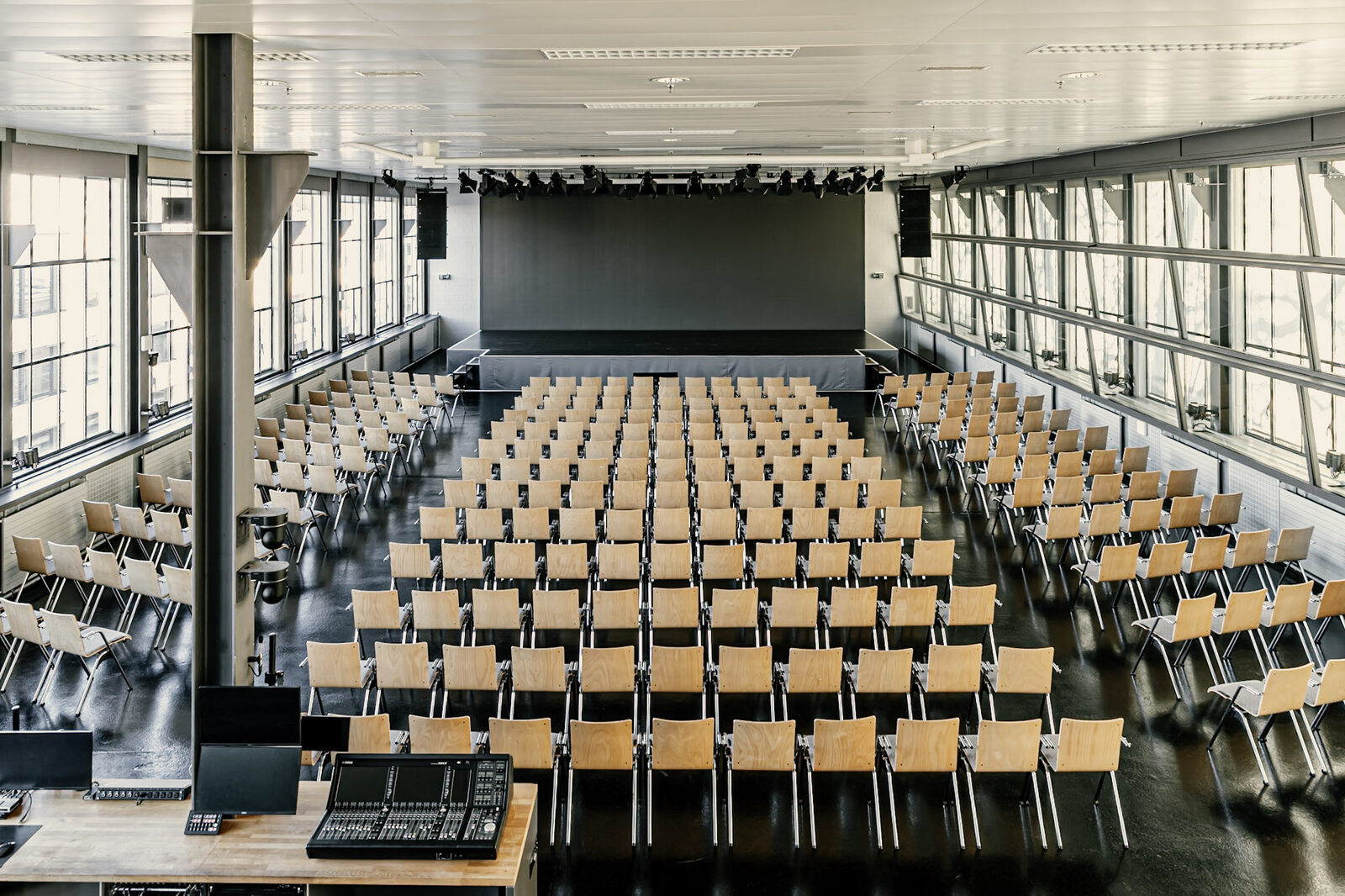 Blick von der Regie über den bestuhlten Plenarsaal zur Bühnenwand