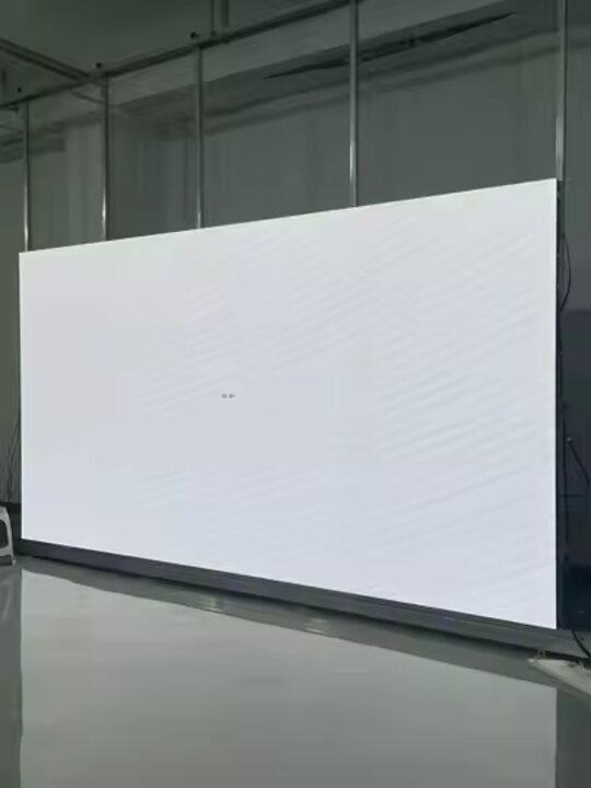 Komplett aufgebaute LED-Wand in der Fertigungshalle mit weissem Vollbild zur Prüfung der Helligkeitsverteilung